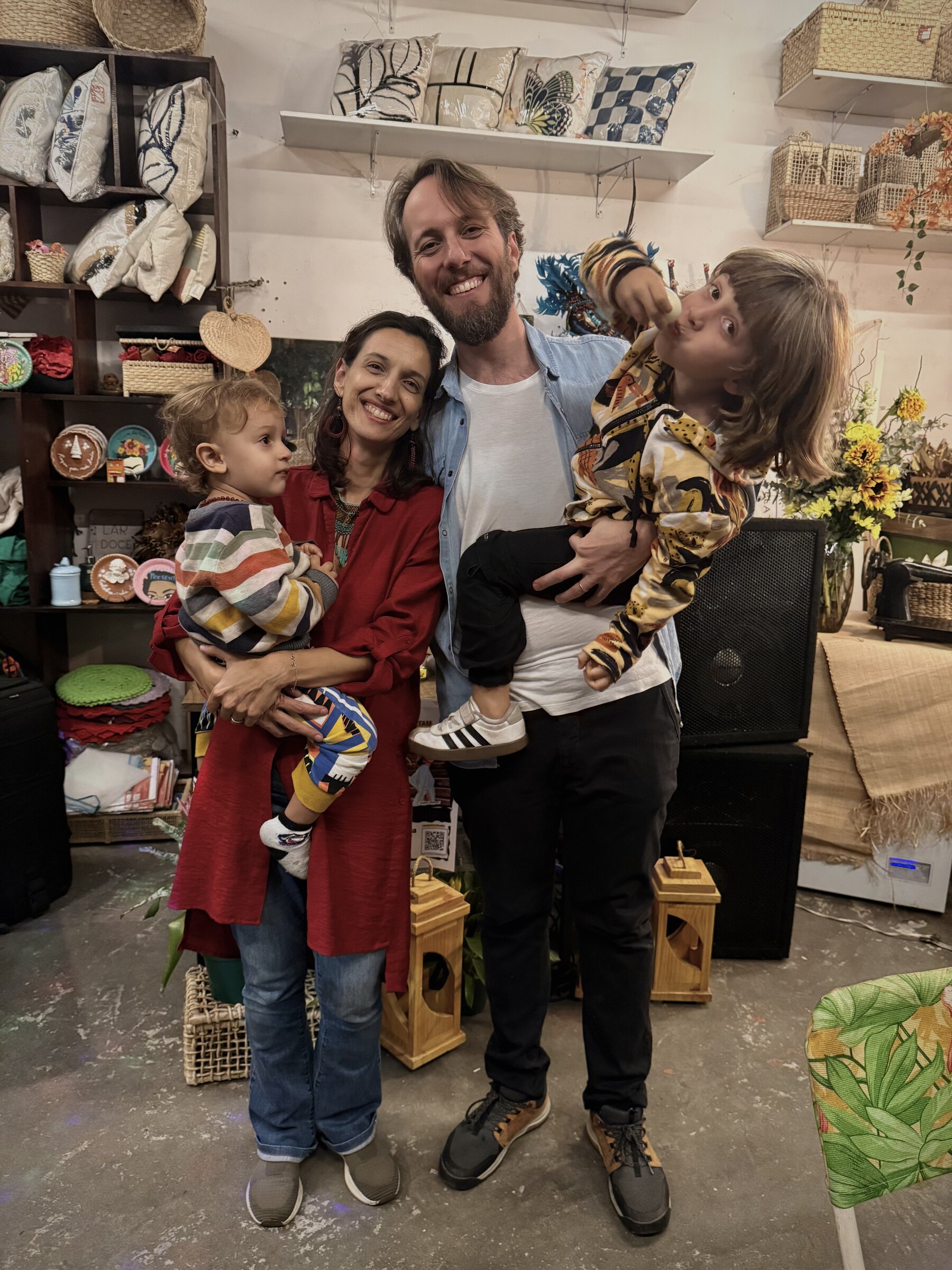 Matheus e família no lançamento do livro no Rio de Janeiro